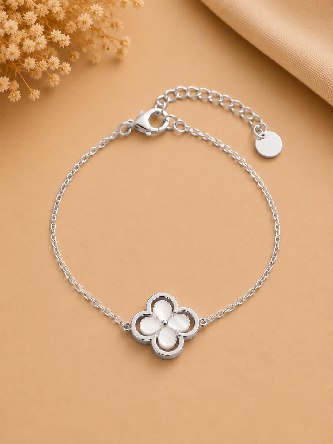 Bracelet fleur nacrée contour ajouré Argenté