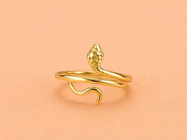 Bague ajustable serpent martelé Doré.