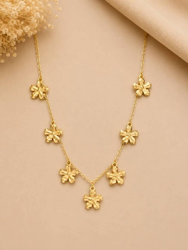 Collier orné de sept fleurs martelées Doré