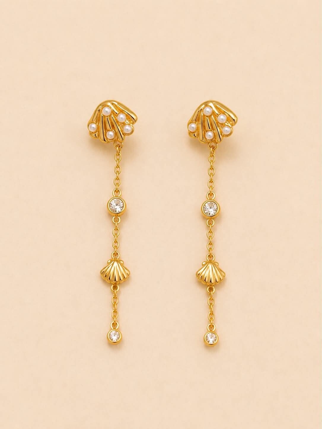 Boucles d'oreilles pendantes coquillages et strass Doré.