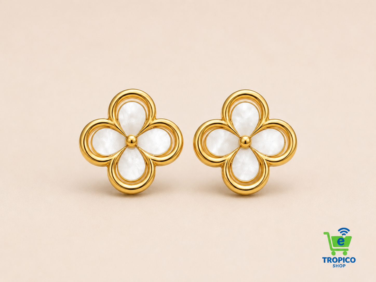 Clous d’oreilles fleur nacrée contour ajouré Doré