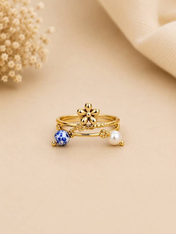 Bague dorée ajustable charms fleur et perle en porcelaine bleue