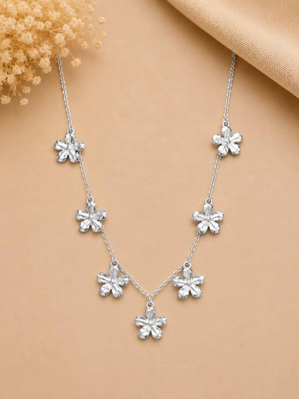 Collier orné de sept fleurs martelées Argent