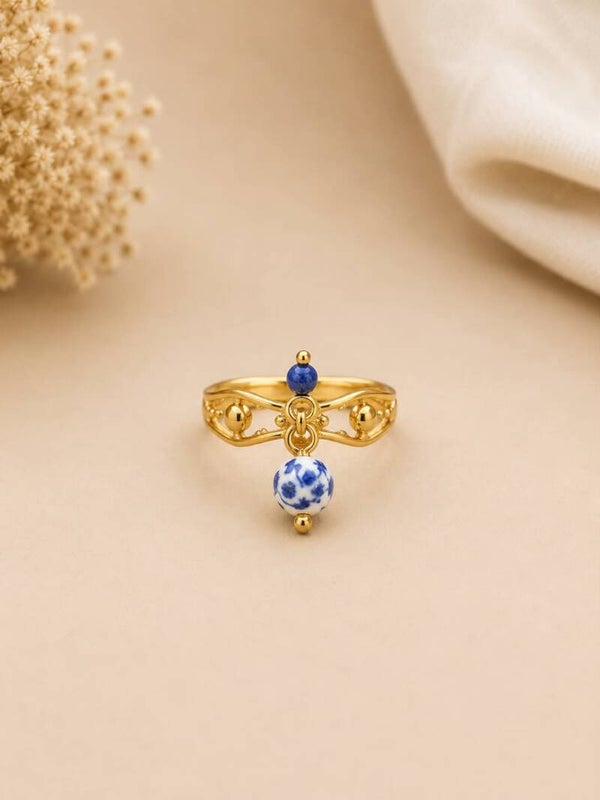 Bague dorée ajustable perle pendante en porcelaine bleue