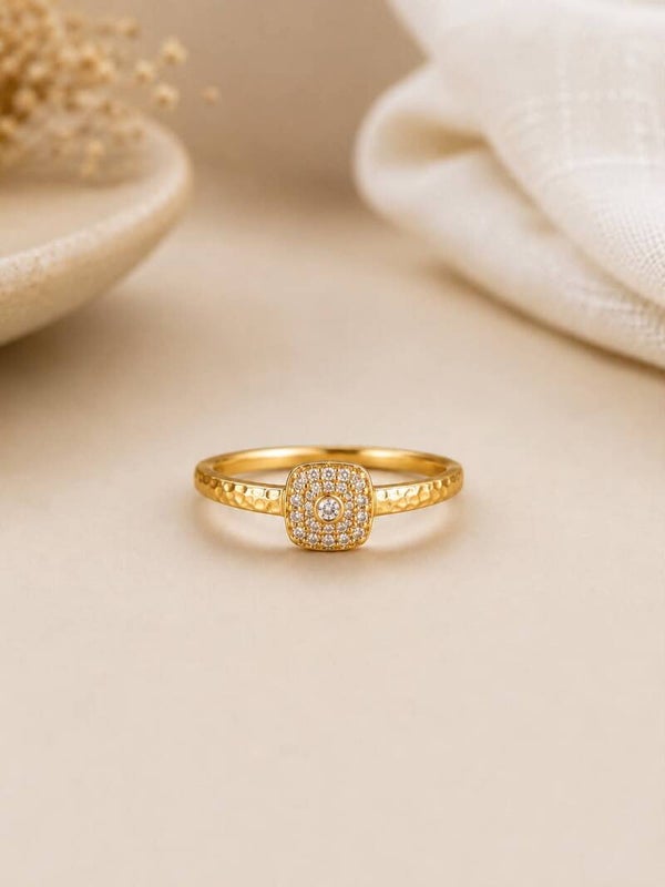 Bague fine solitaire sertie d’un strass rond Doré