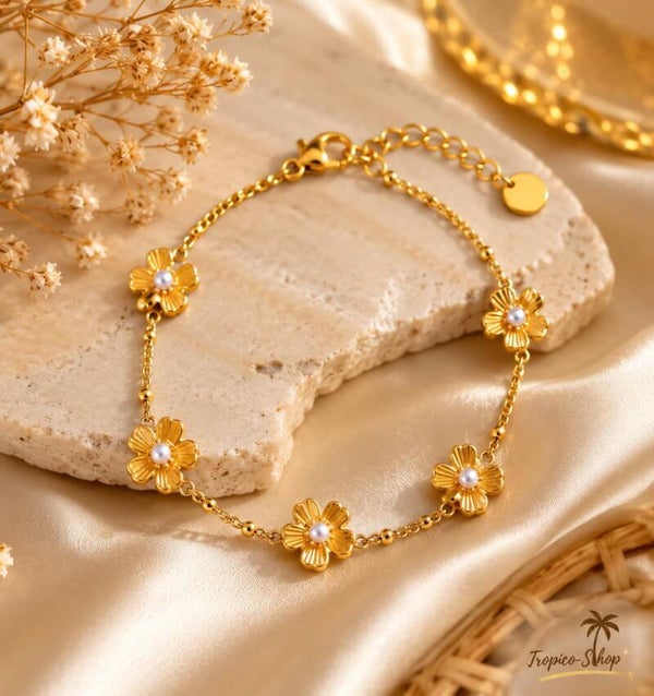 Bracelet doré orné de cinq fleurs avec perle centrale