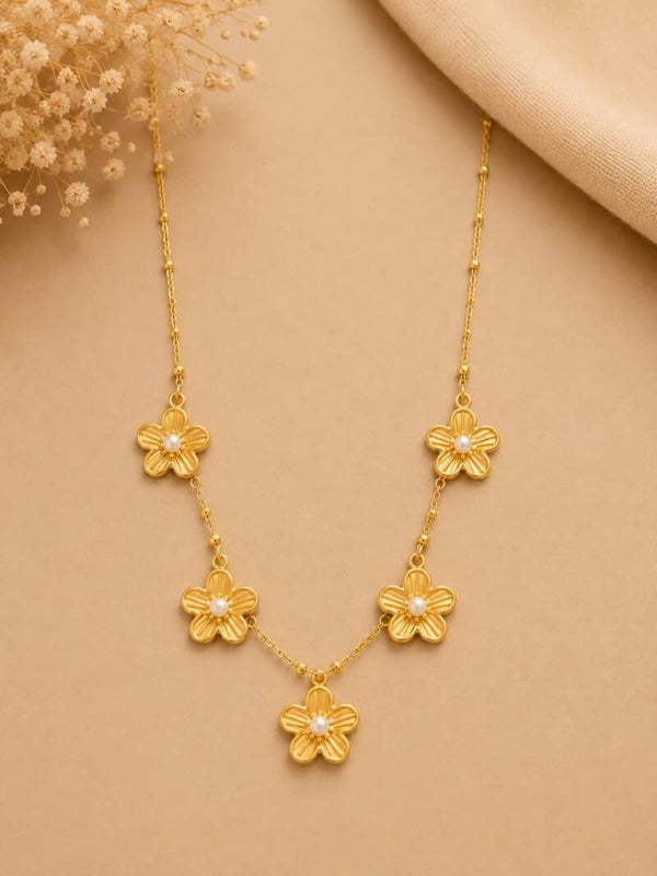 Collier doré à cinq fleurs minimalistes avec perle centrale