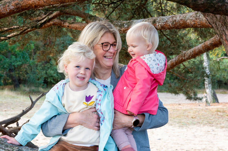 Juliëtte en Charline met oma