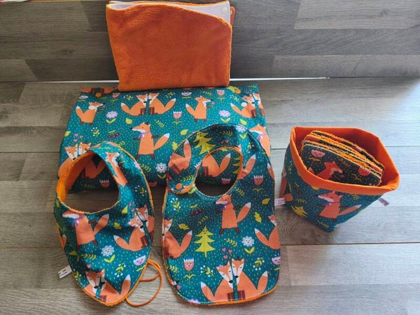 Matelas à langer nomade/bavoir/bavoir bandana/panier et ses 6 cotons lavables