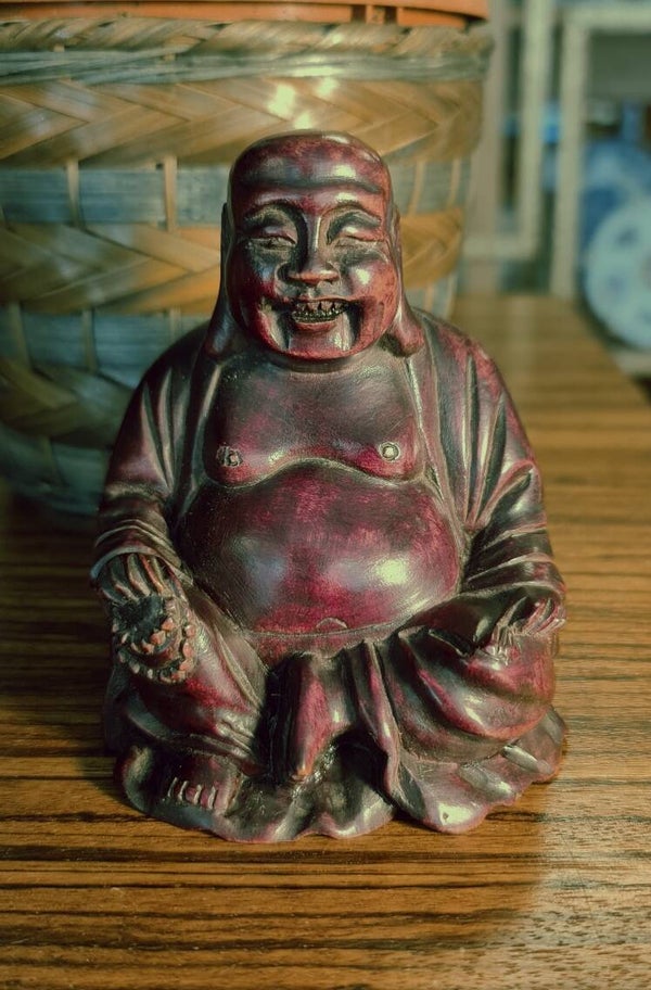 Buda feliz sentado de palo de rosa.