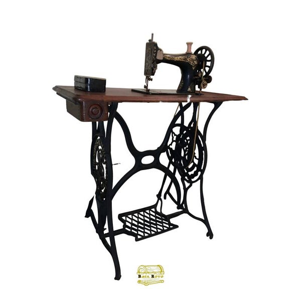 Antigua máquina de coser SINGER de pedal y Lanzadera.