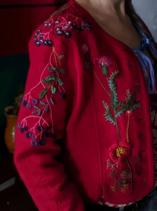 cardigan lana rosso ricamato