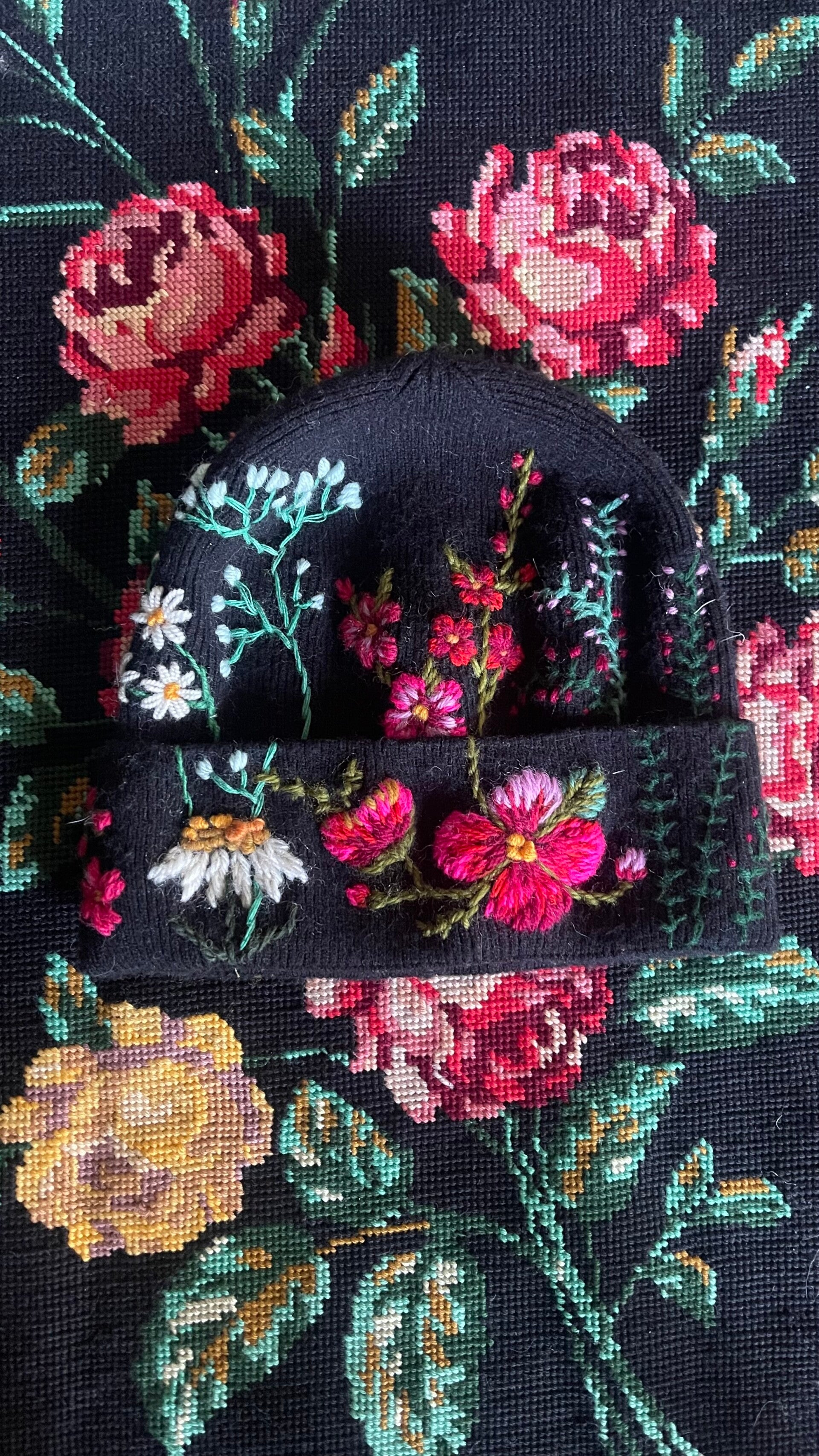 Cappello ricamato a mano (nero)