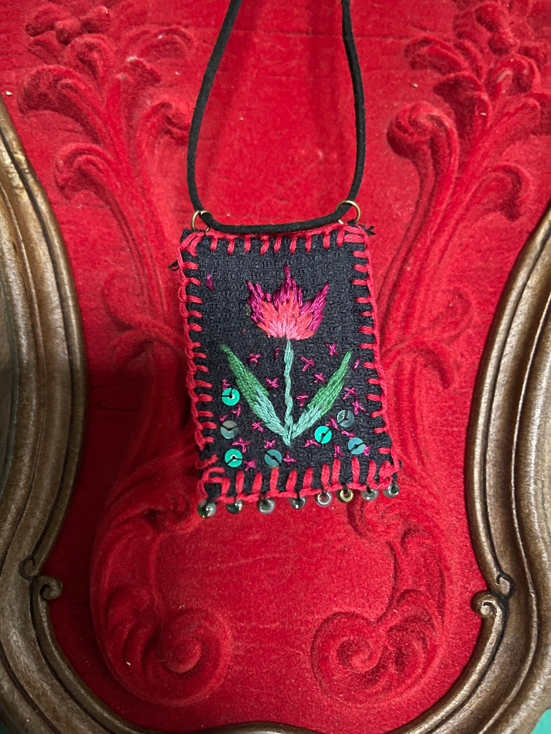 Collana ricamata a mano