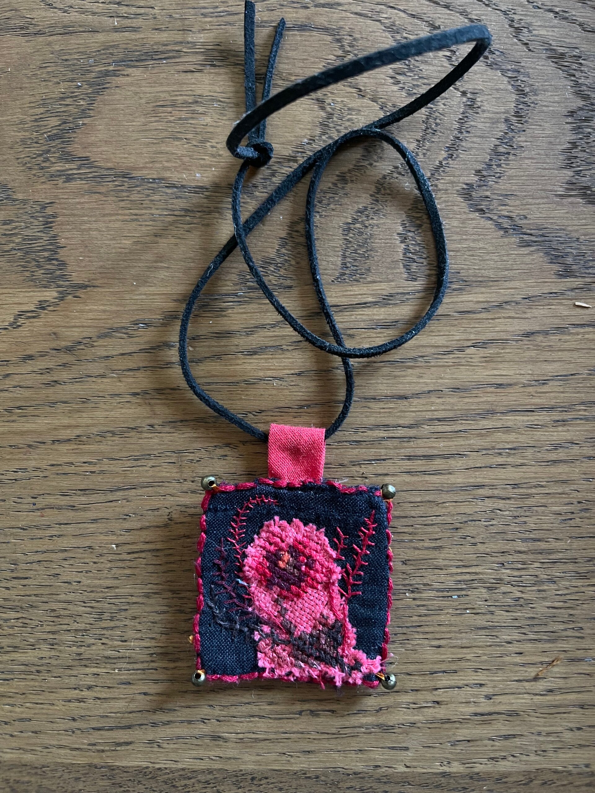 Collana ricamata a mano