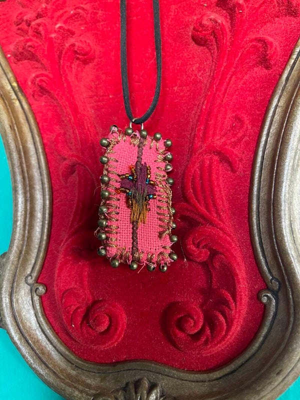 Collana ricamata a mano