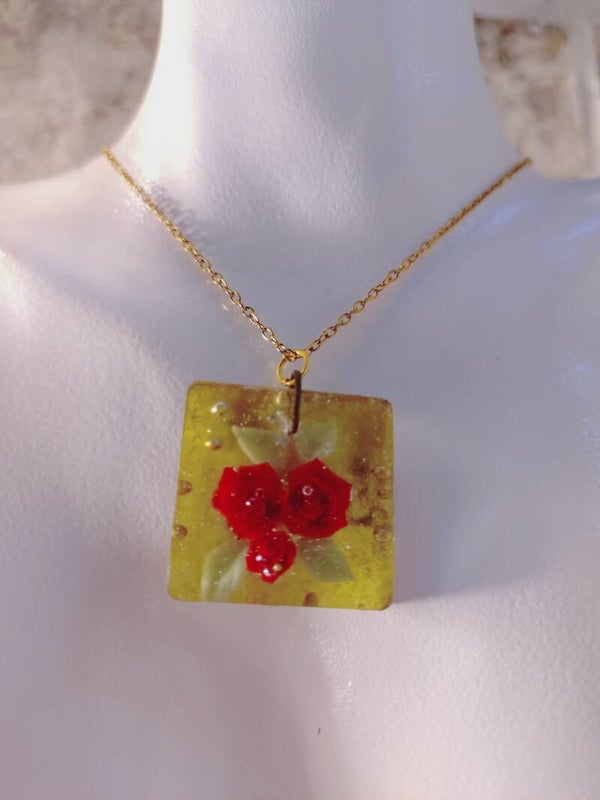 collier carré doré rose rouge