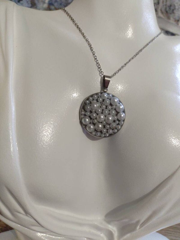 Collier médaillon perle blanche