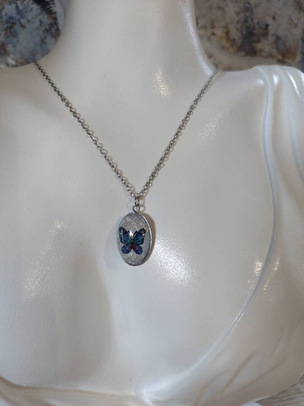 Collier médaillon papillon bleu