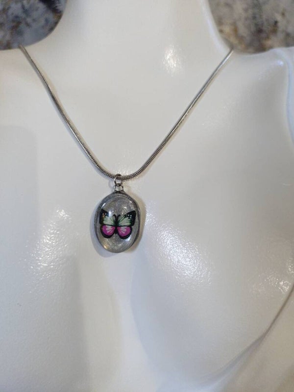 Collier médaillon papillon