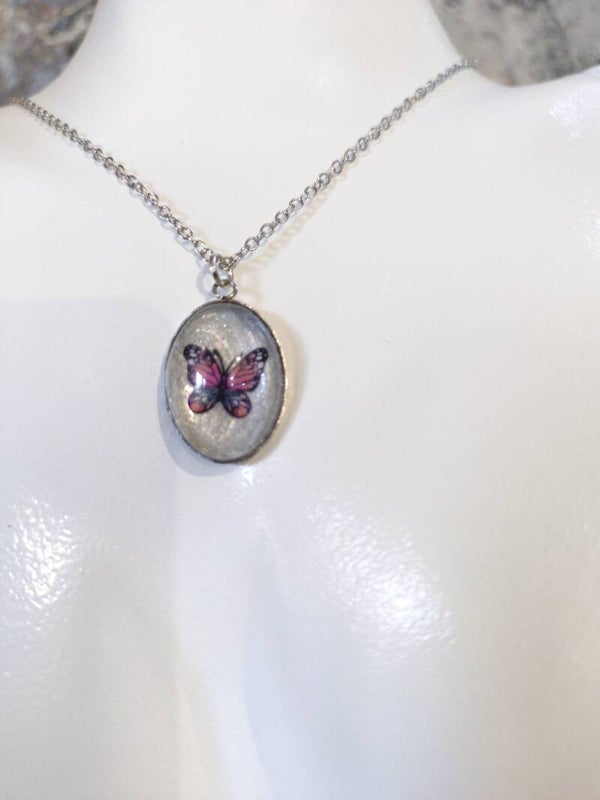 Collier médaillon papillon