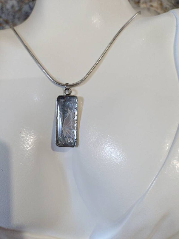 Collier médaillon rectangulaire papillon