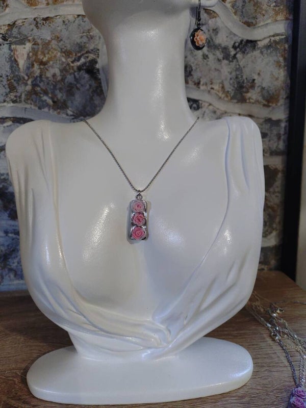 Collier médaillon rectangulaire roses rose