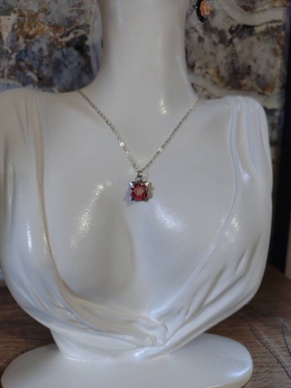 Collier médaillon carré
