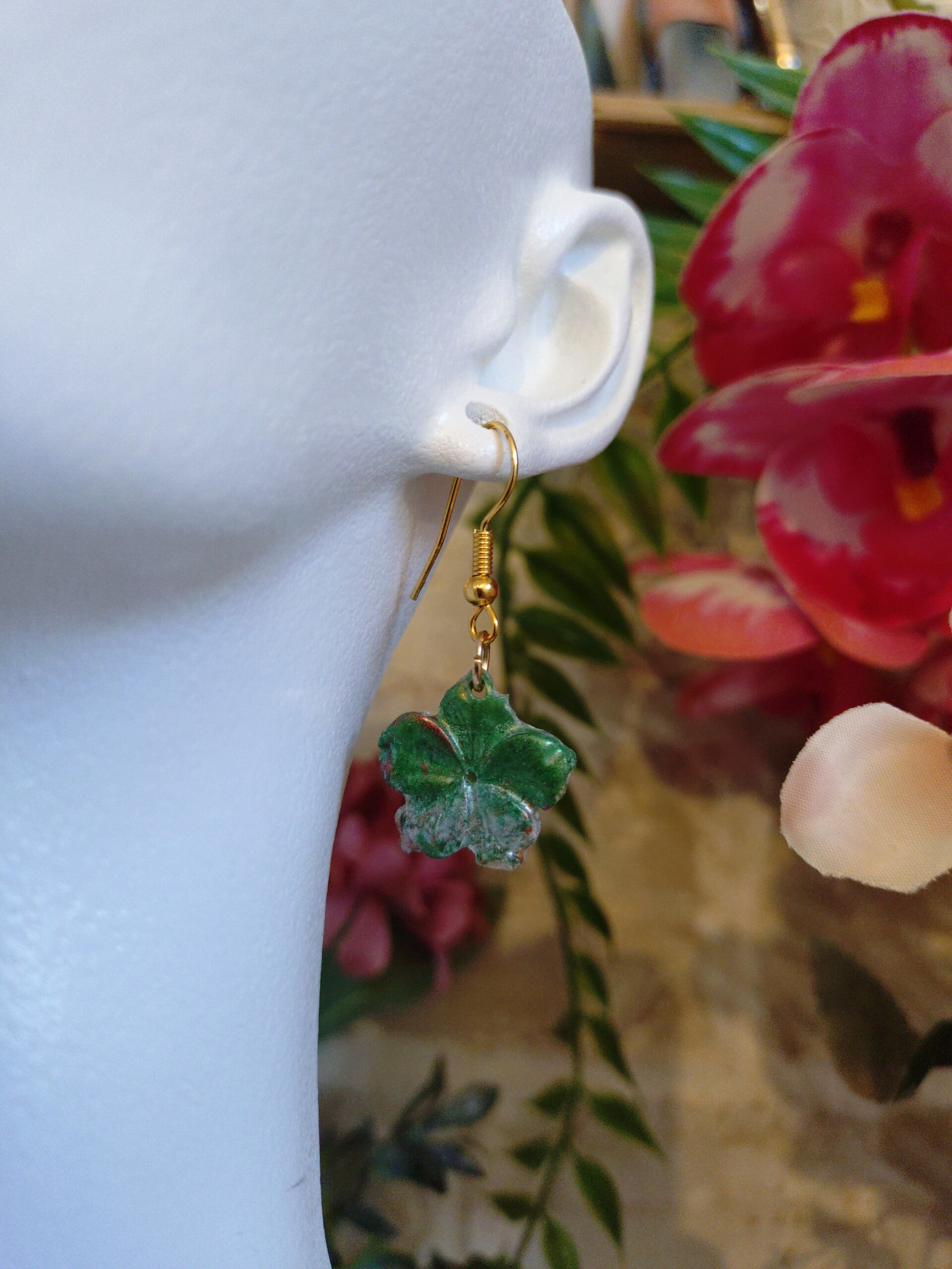 Boucles d'oreilles fleur blanche et verte nacré