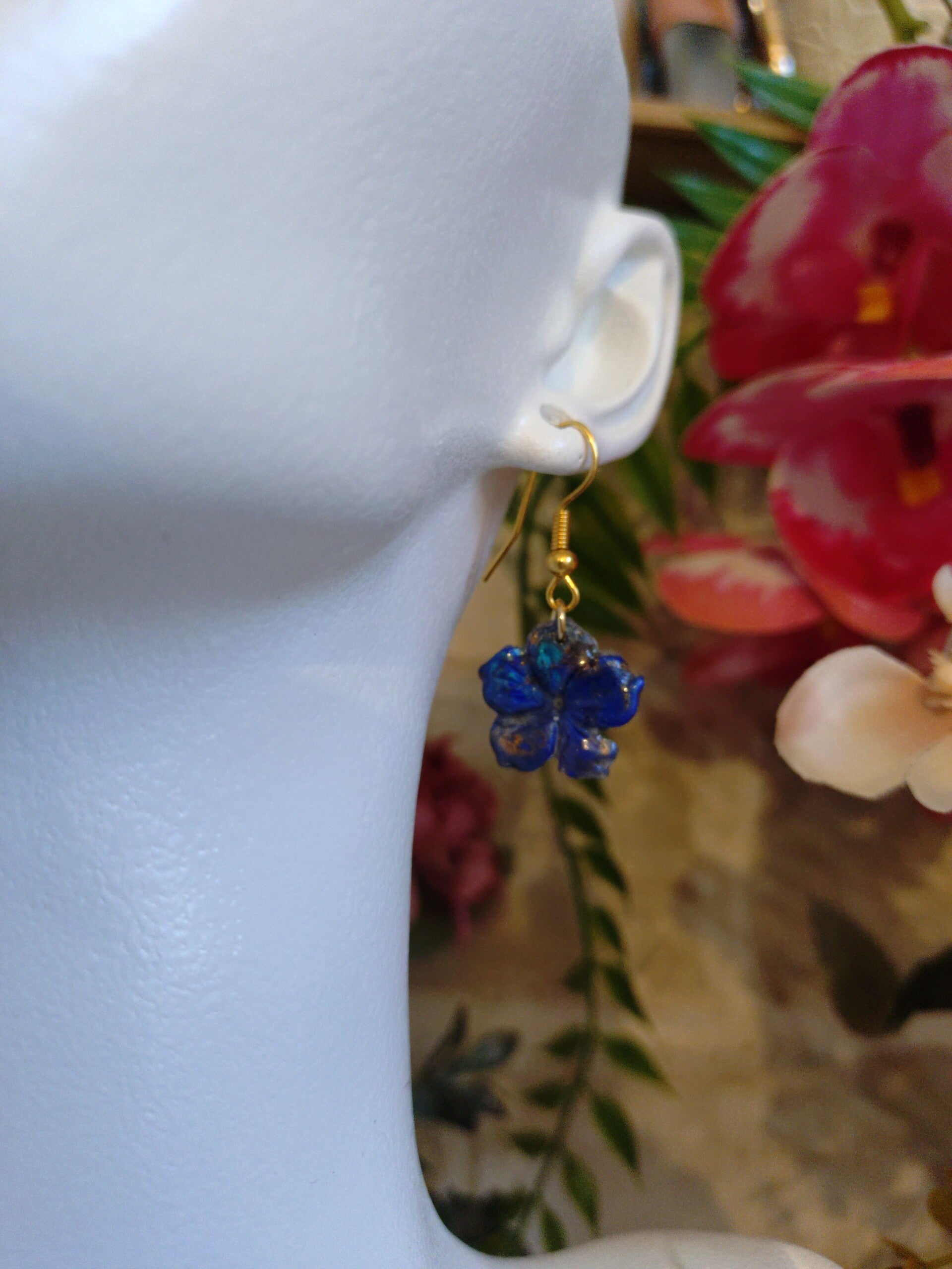 Boucles d'oreilles fleurs bleues et autres nacré