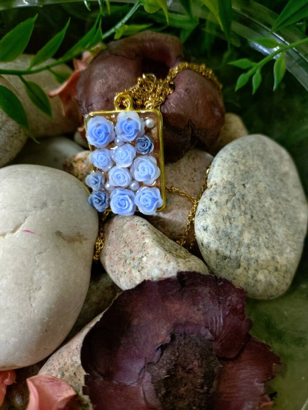 Collier roses bleues