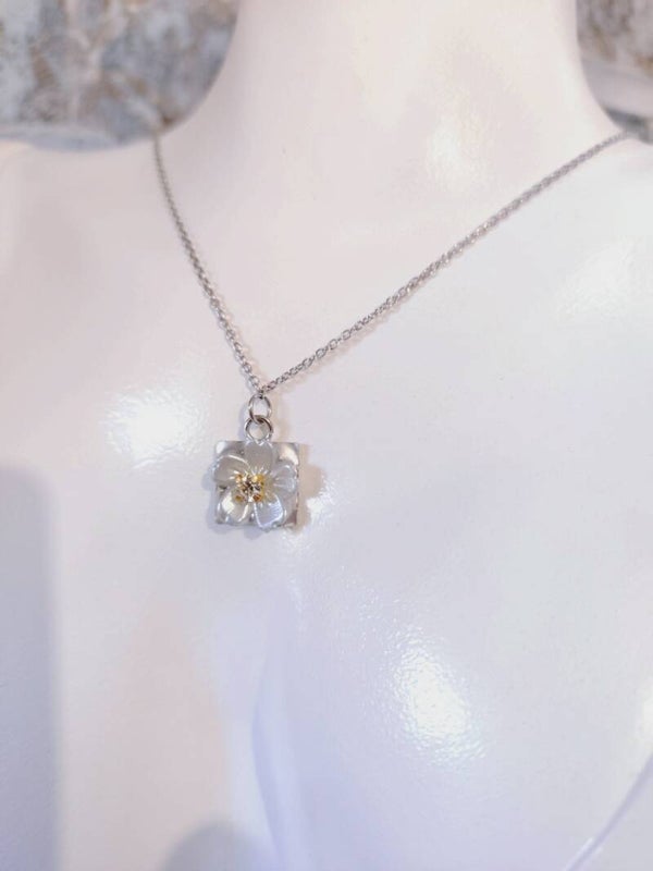 Collier médaillon fleurs nacre