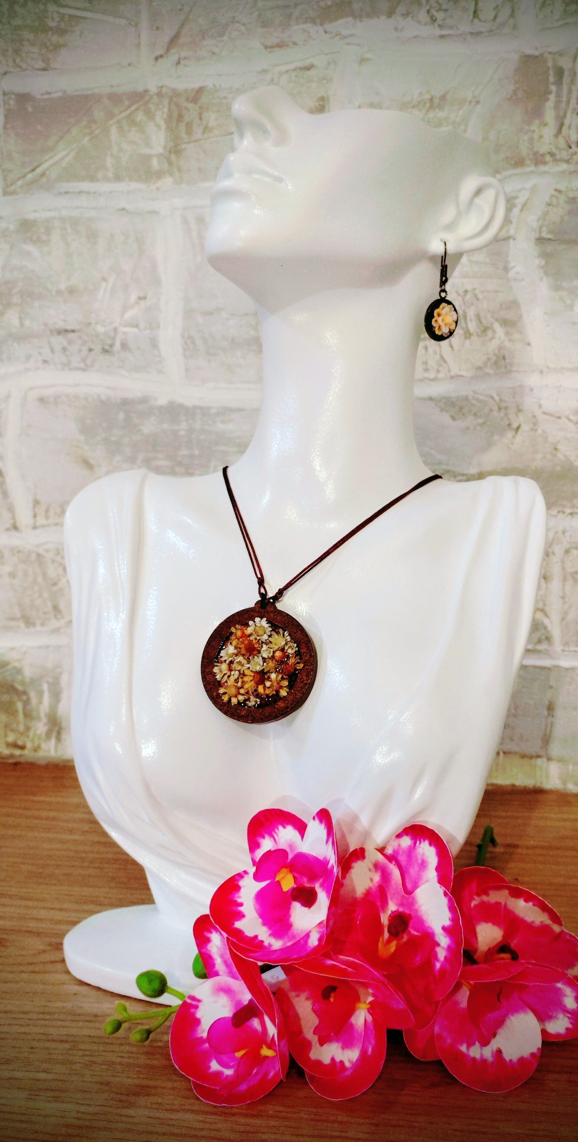 Collier médaillon bois fleurs séchées