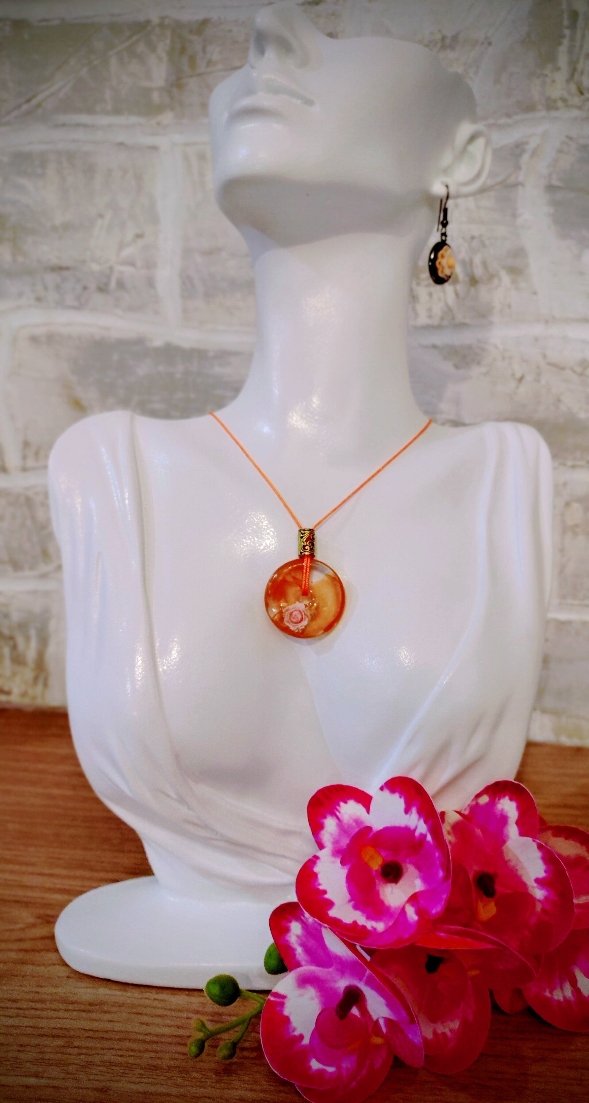 Collier médaillon donut oeange