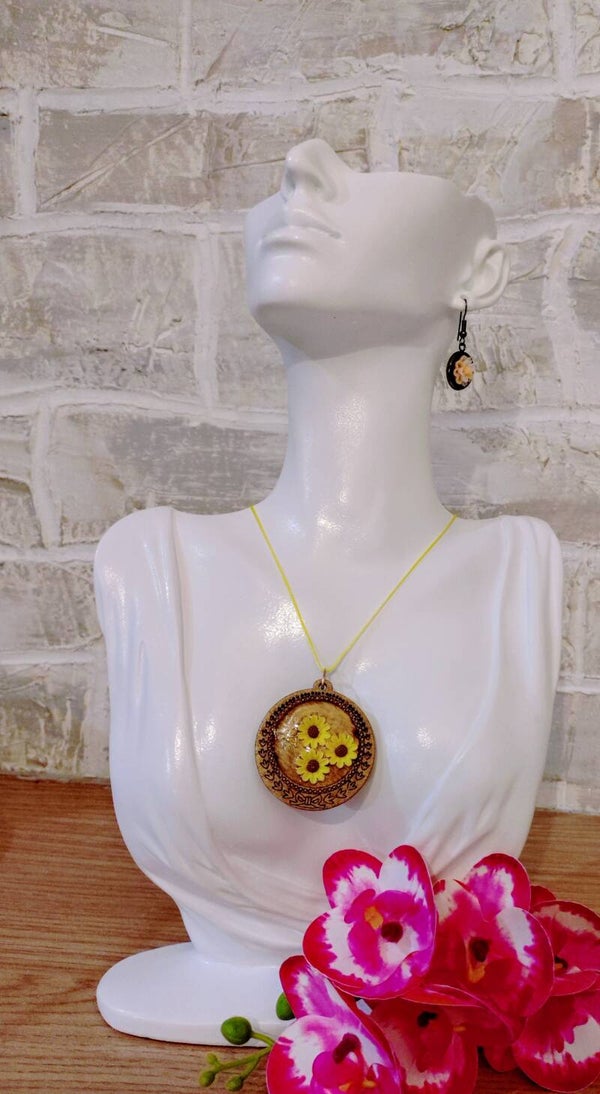 Collier pendentif bois tournesol