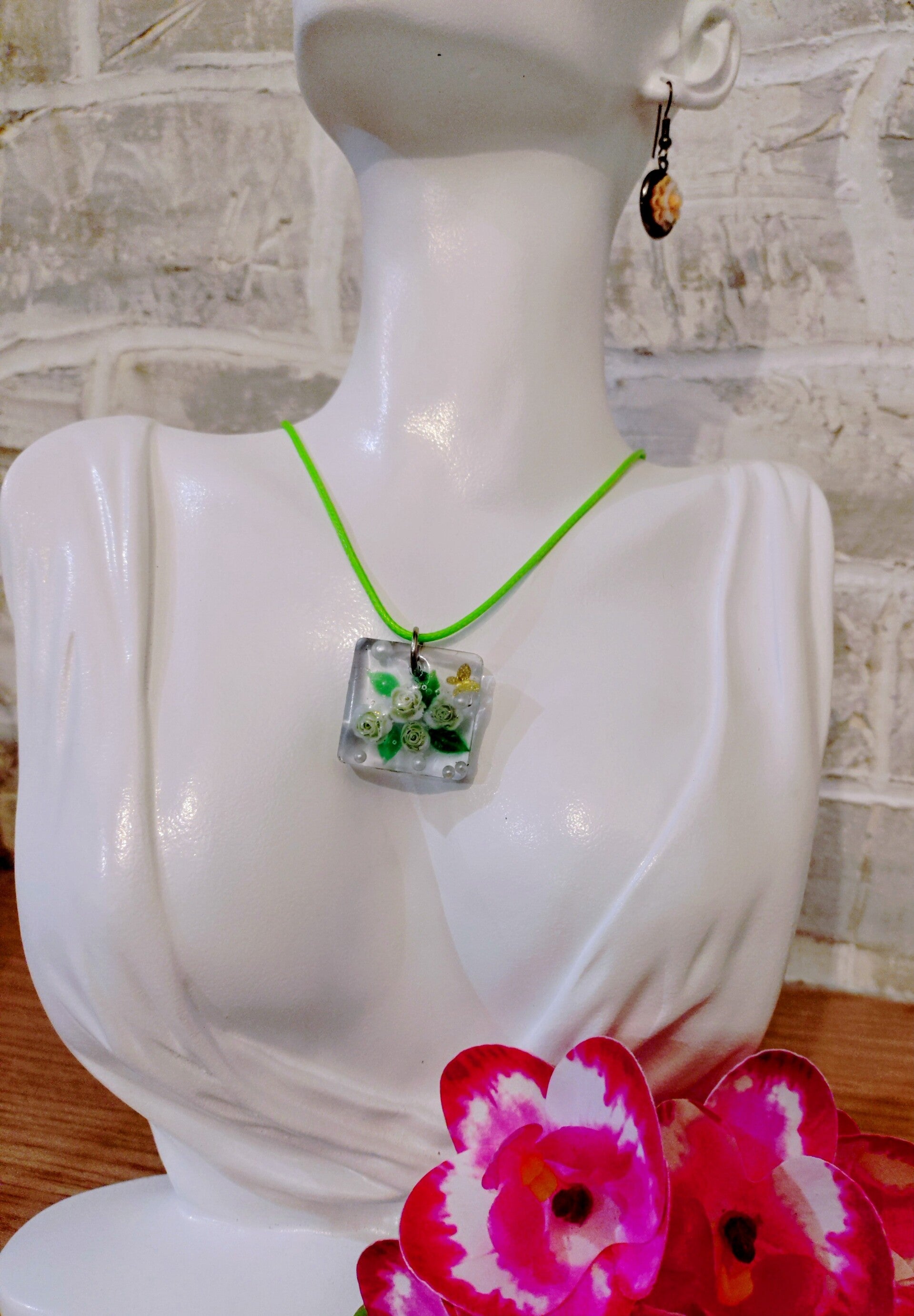 Collier pendentif carré vert