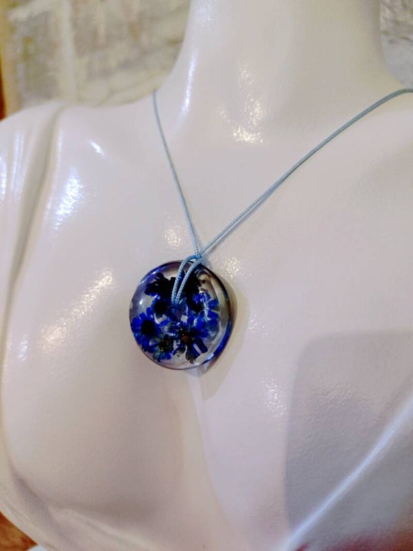 Collier pendentif donut fleurs séchées bleues