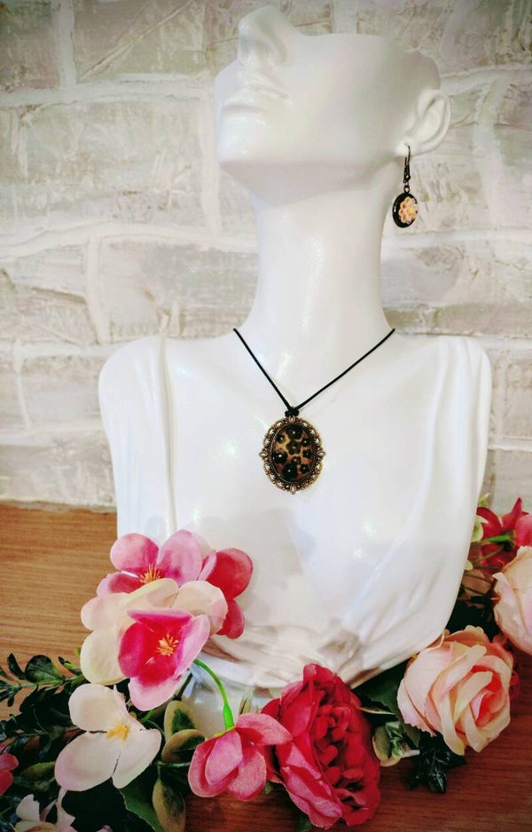 Collier pendentif médaillon ancien fleurs noires