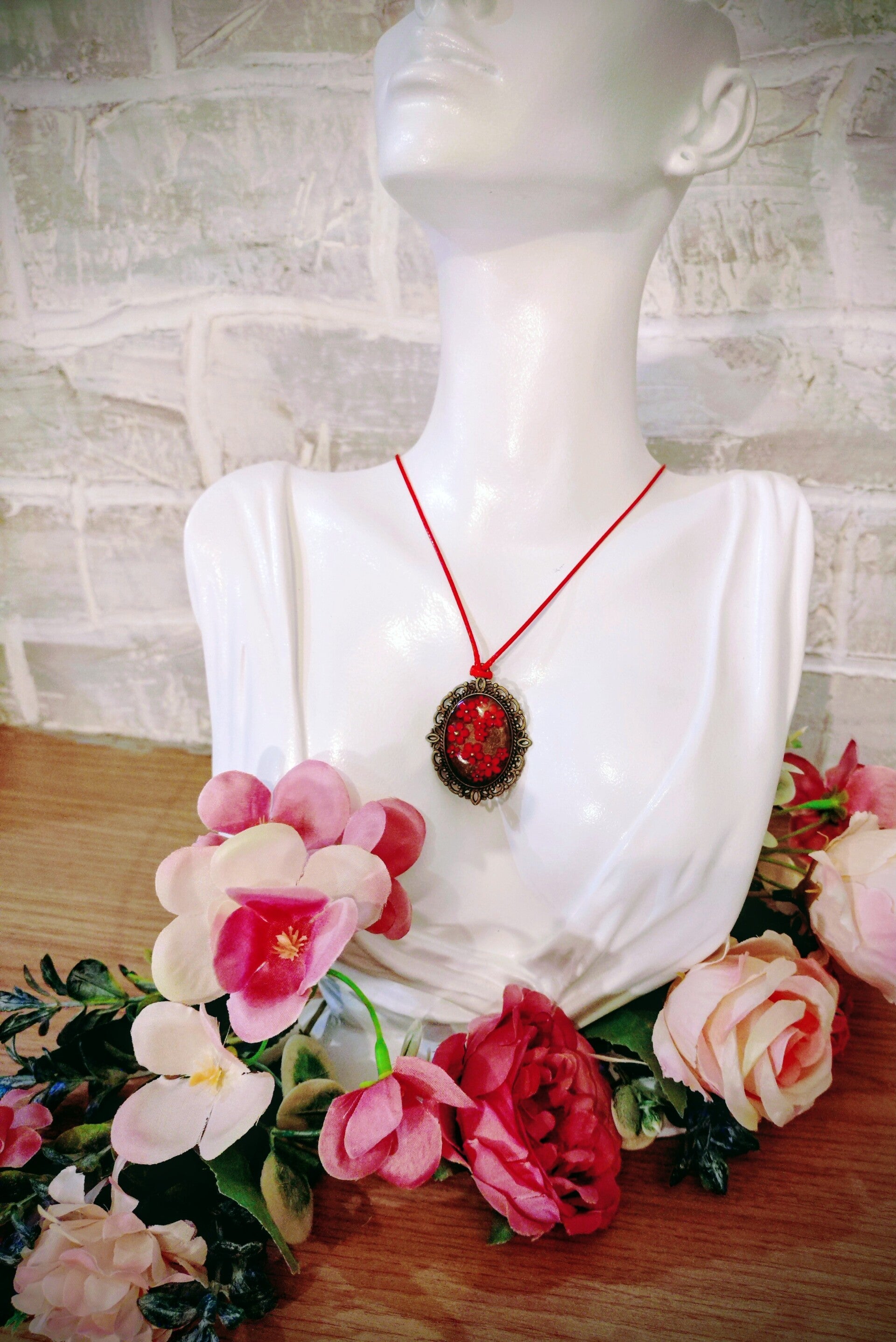 Collier pendentif médaillon fleurs rouges