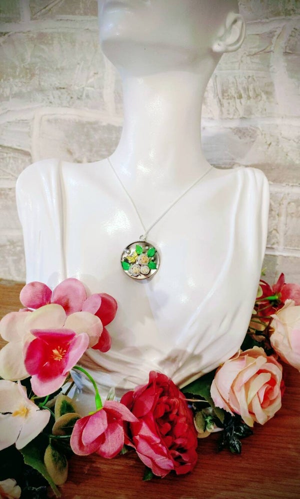 Collier pendentif médaillon roses beiges