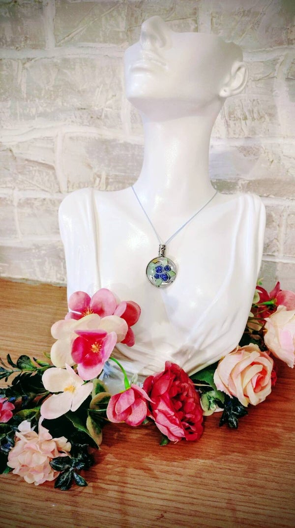 Collier pendentif médaillon roses bleues