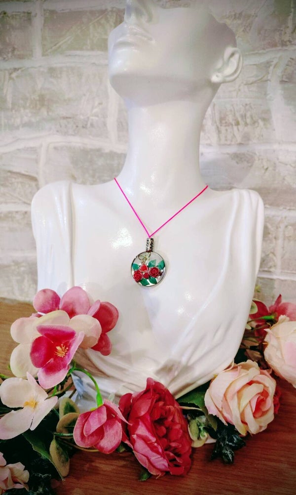 Collier pendentif médaillon roses fushia