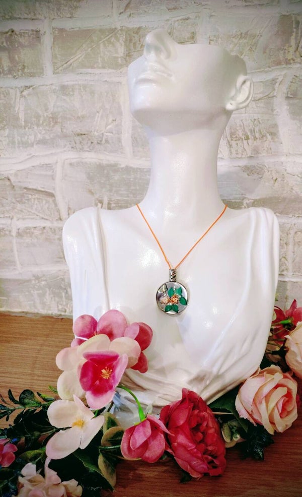 Collier pendentif médaillon roses oranges