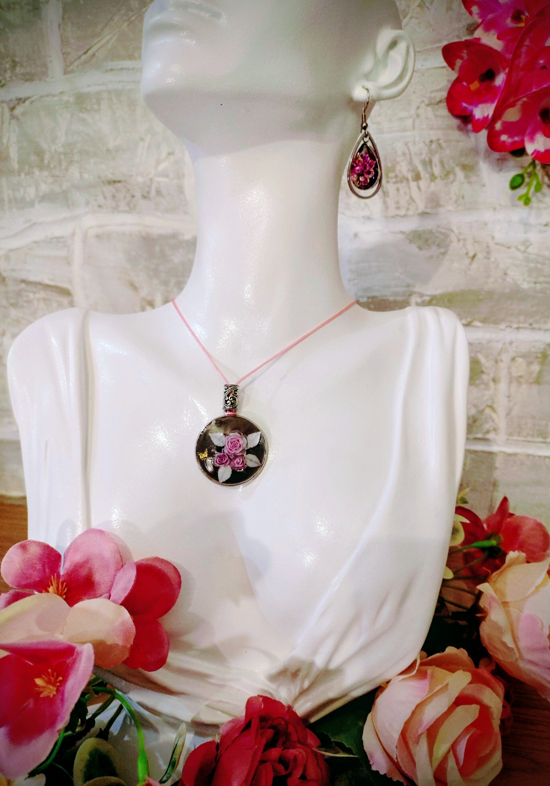 Collier pendentif médaillon roses rose