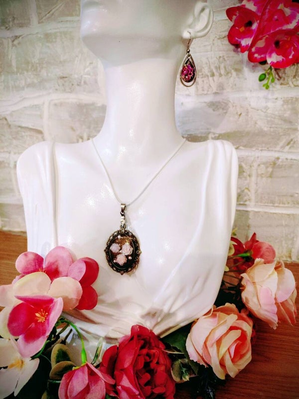 Collier pendentif médaillon roses roses
