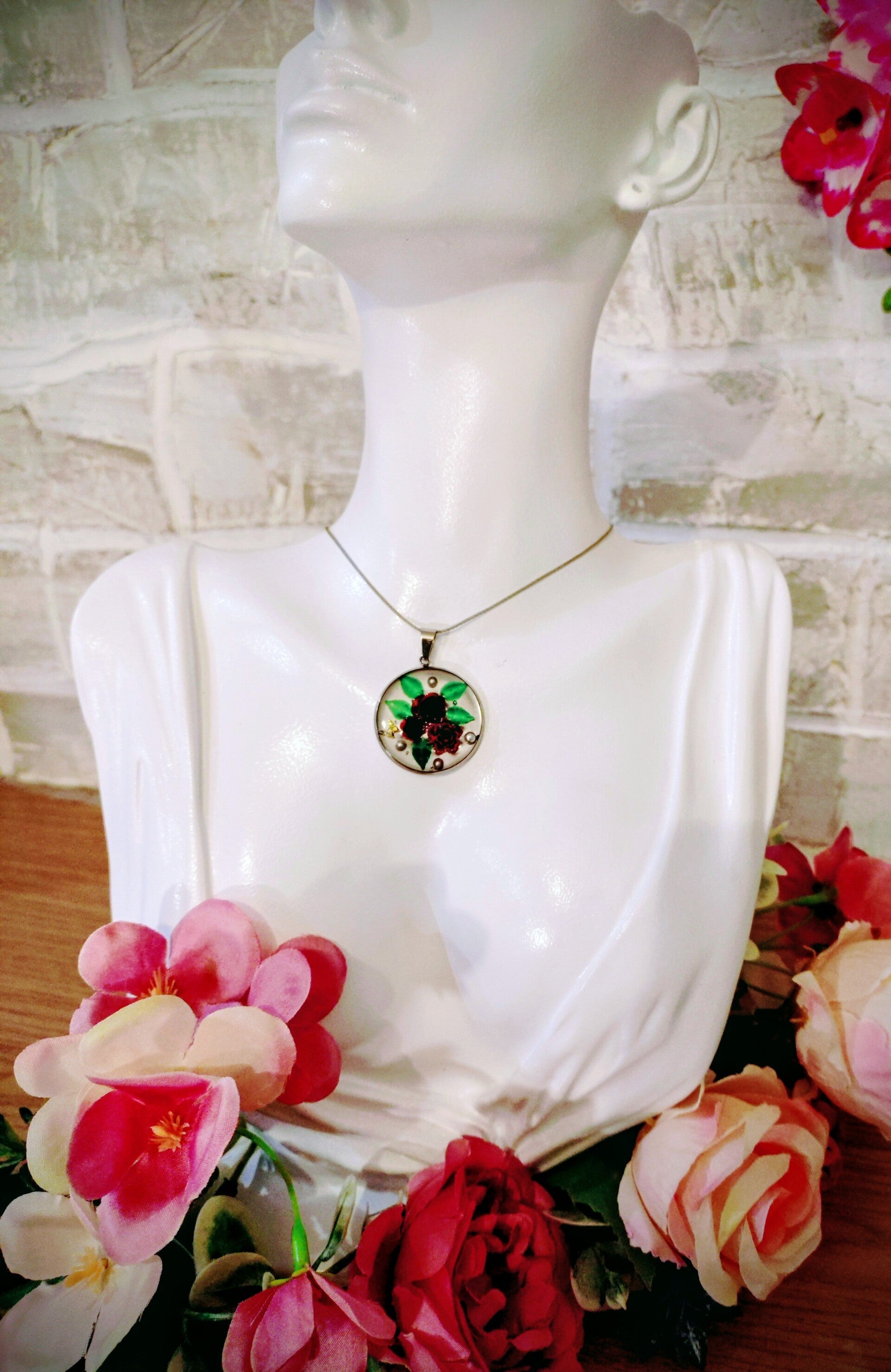 Collier pendentif médaillon roses rouges