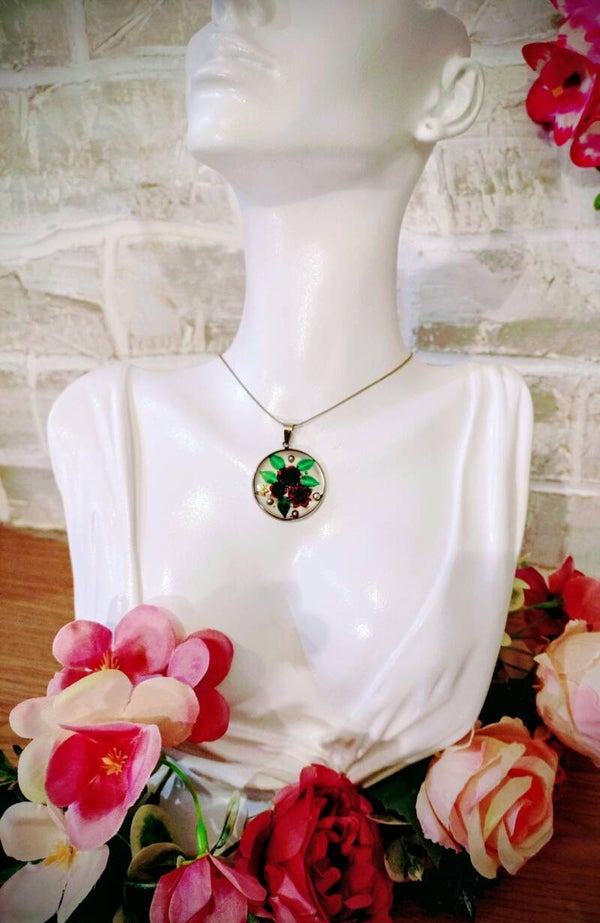 Collier pendentif médaillon roses rouges