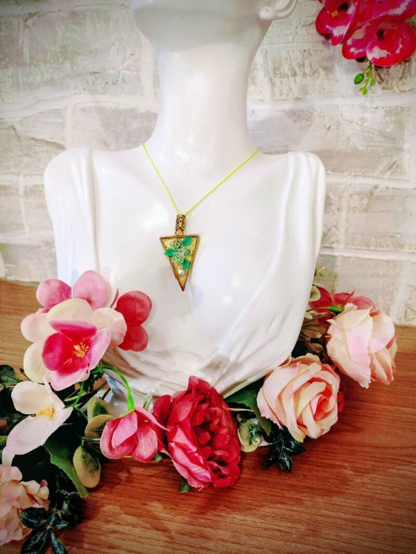Collier pendentif triangle roses vertes
