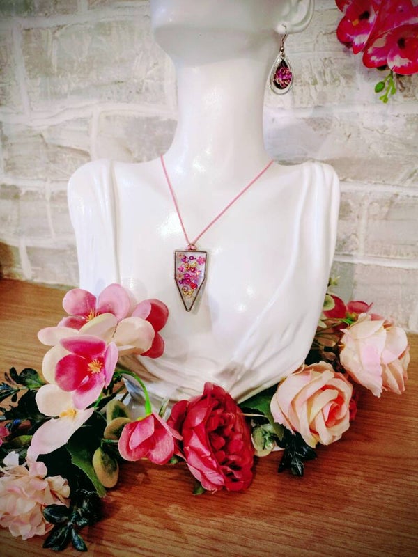 Collier pendentif triangle fuschia