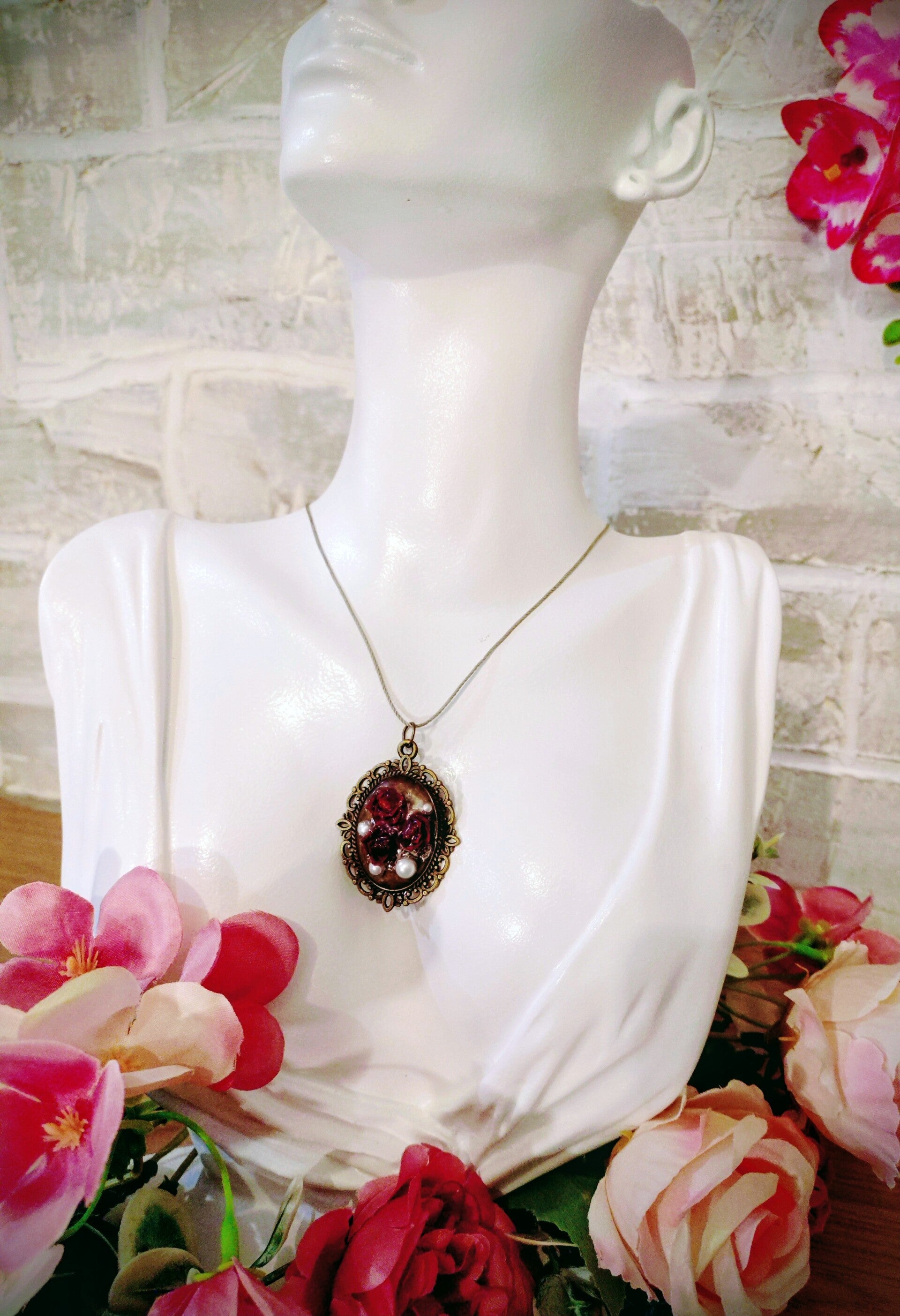 Collier pendentif médaillon roses rouges